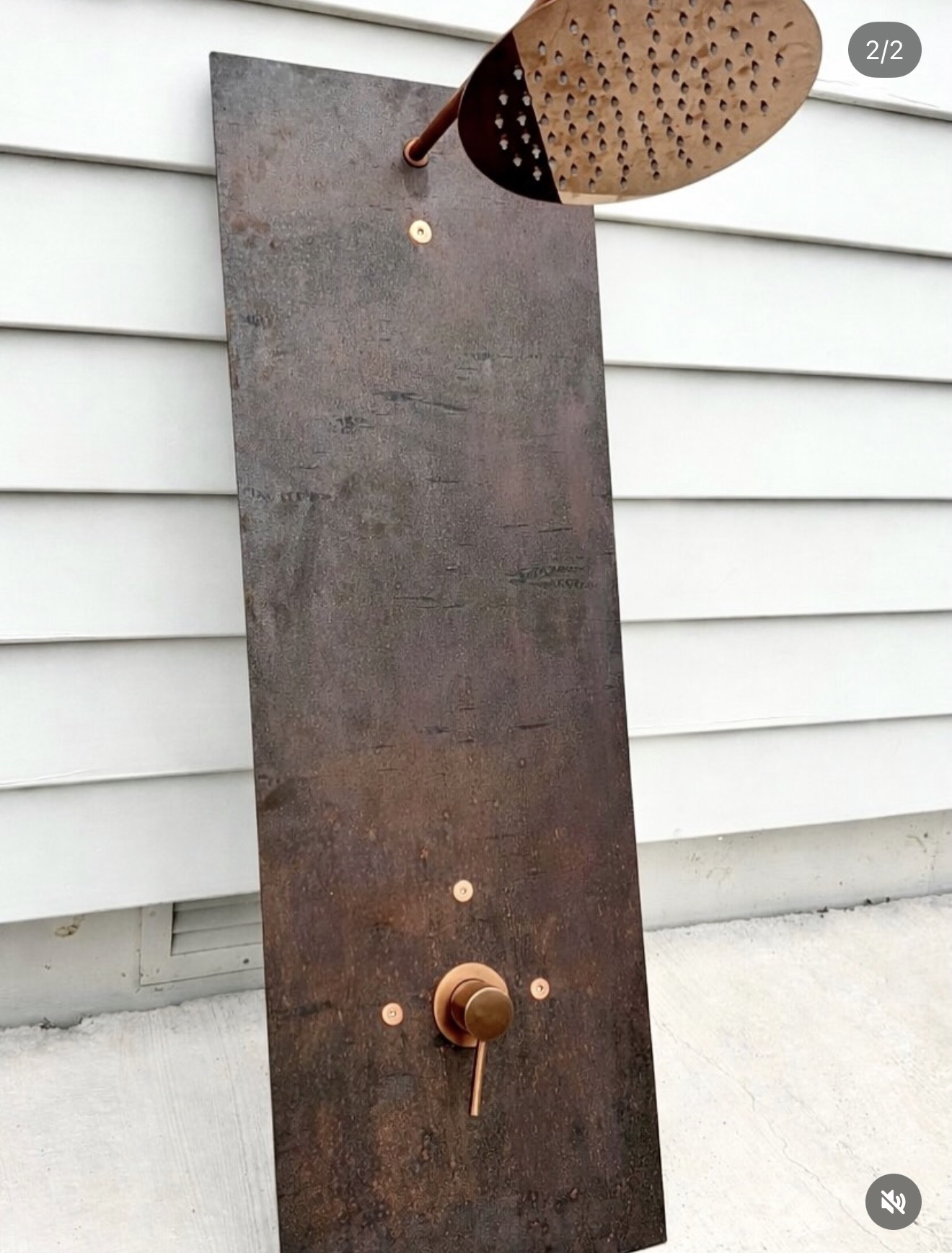 Plain copper shower with hidden pipes